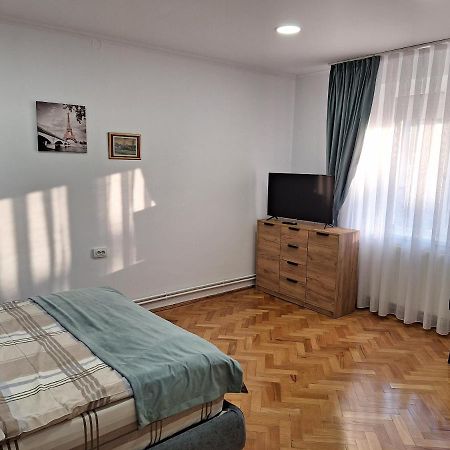 Black Eagle Central Unirii Square, 2 King Size Bedrooms, Free Private Parking Oradea Extérieur photo