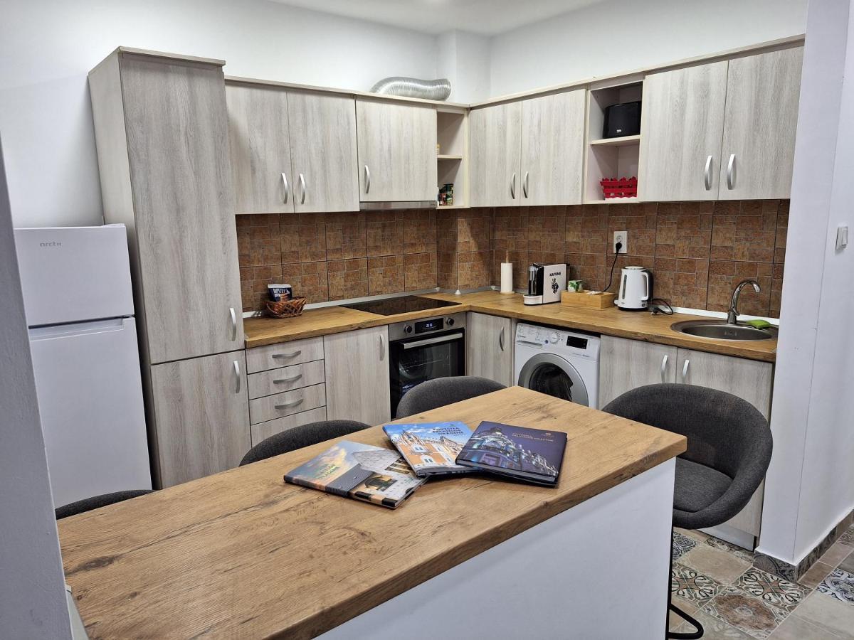 Black Eagle Central Unirii Square, 2 King Size Bedrooms, Free Private Parking Oradea Extérieur photo