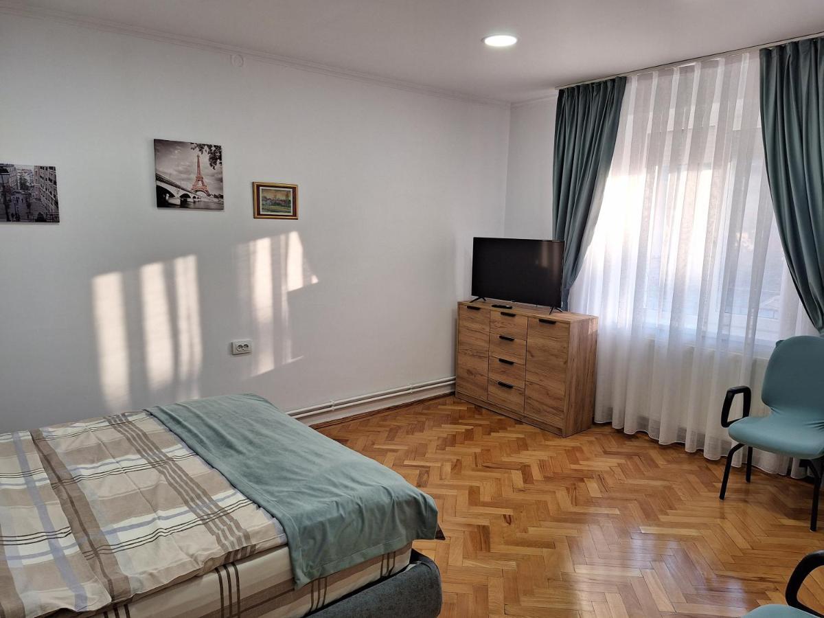 Black Eagle Central Unirii Square, 2 King Size Bedrooms, Free Private Parking Oradea Extérieur photo