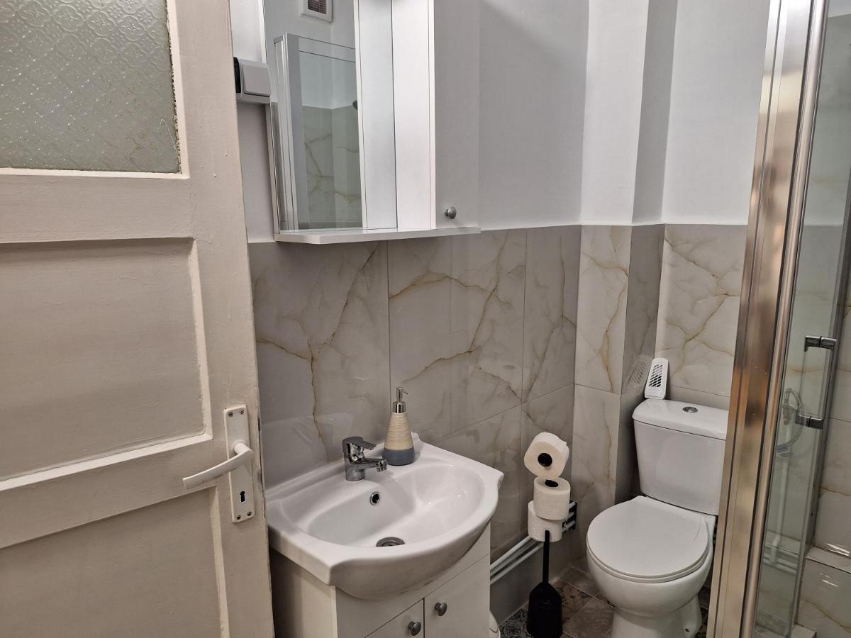 Black Eagle Central Unirii Square, 2 King Size Bedrooms, Free Private Parking Oradea Extérieur photo