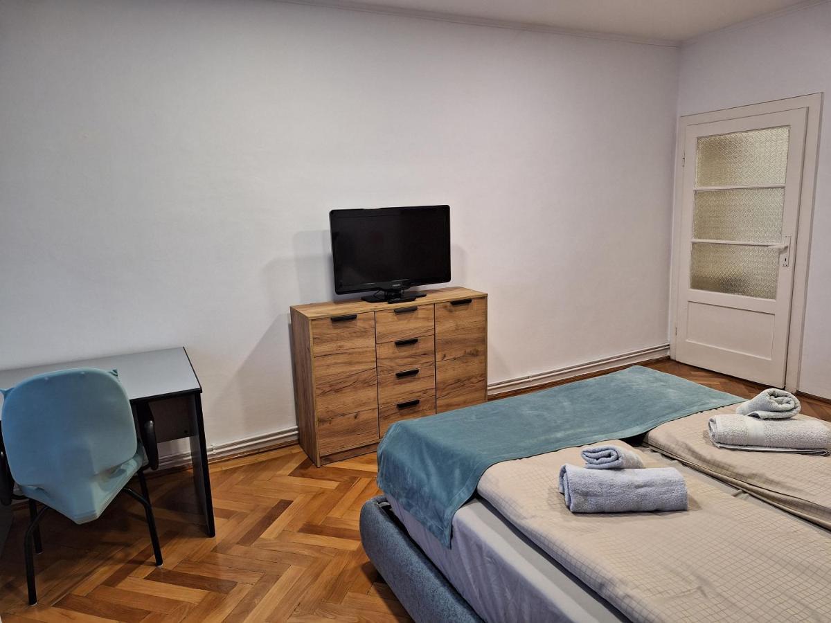 Black Eagle Central Unirii Square, 2 King Size Bedrooms, Free Private Parking Oradea Extérieur photo