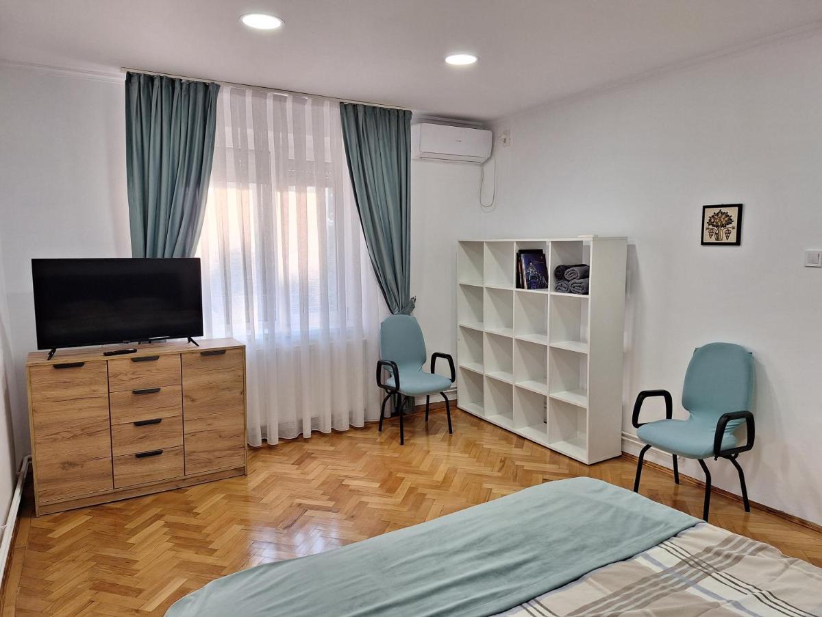 Black Eagle Central Unirii Square, 2 King Size Bedrooms, Free Private Parking Oradea Extérieur photo