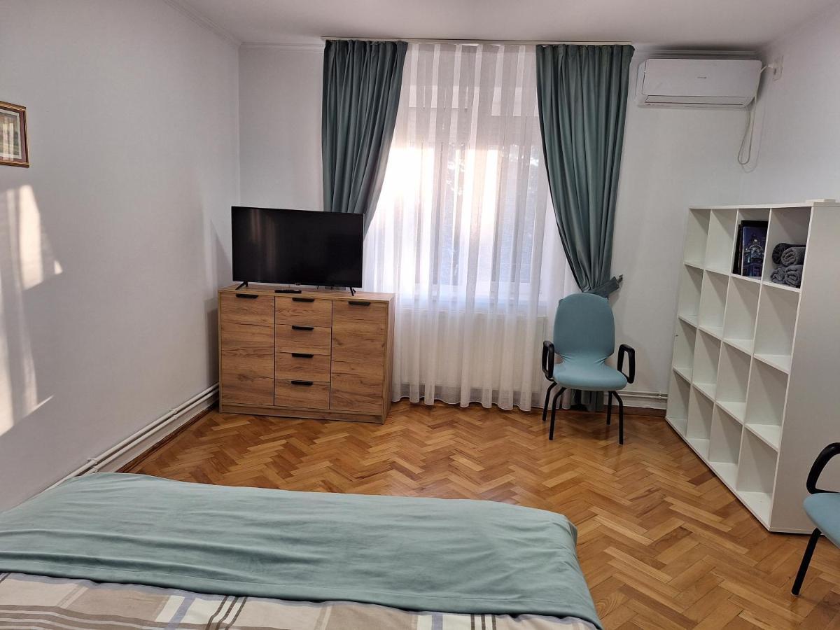 Black Eagle Central Unirii Square, 2 King Size Bedrooms, Free Private Parking Oradea Extérieur photo